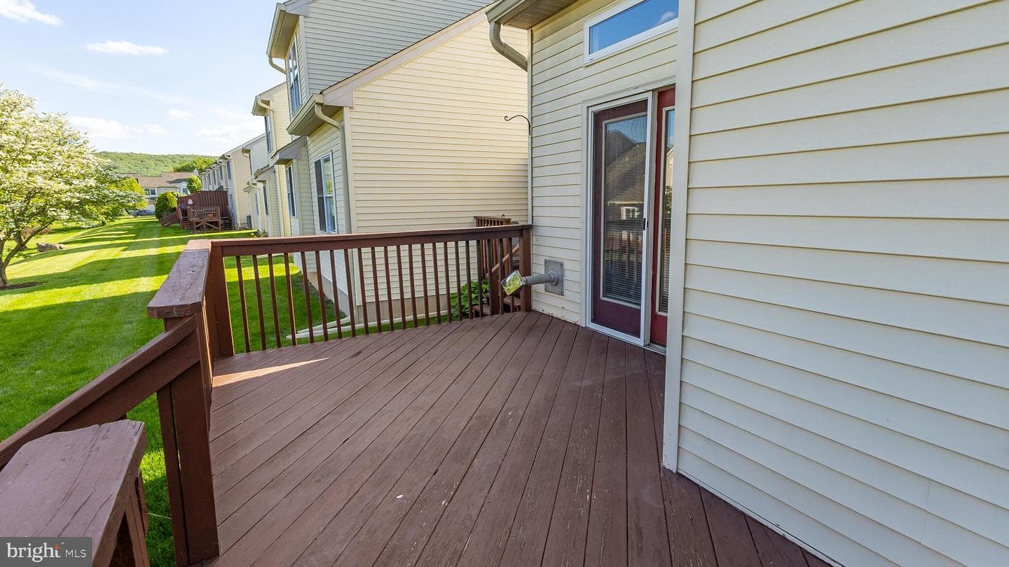 323 Surrey Place photo 52