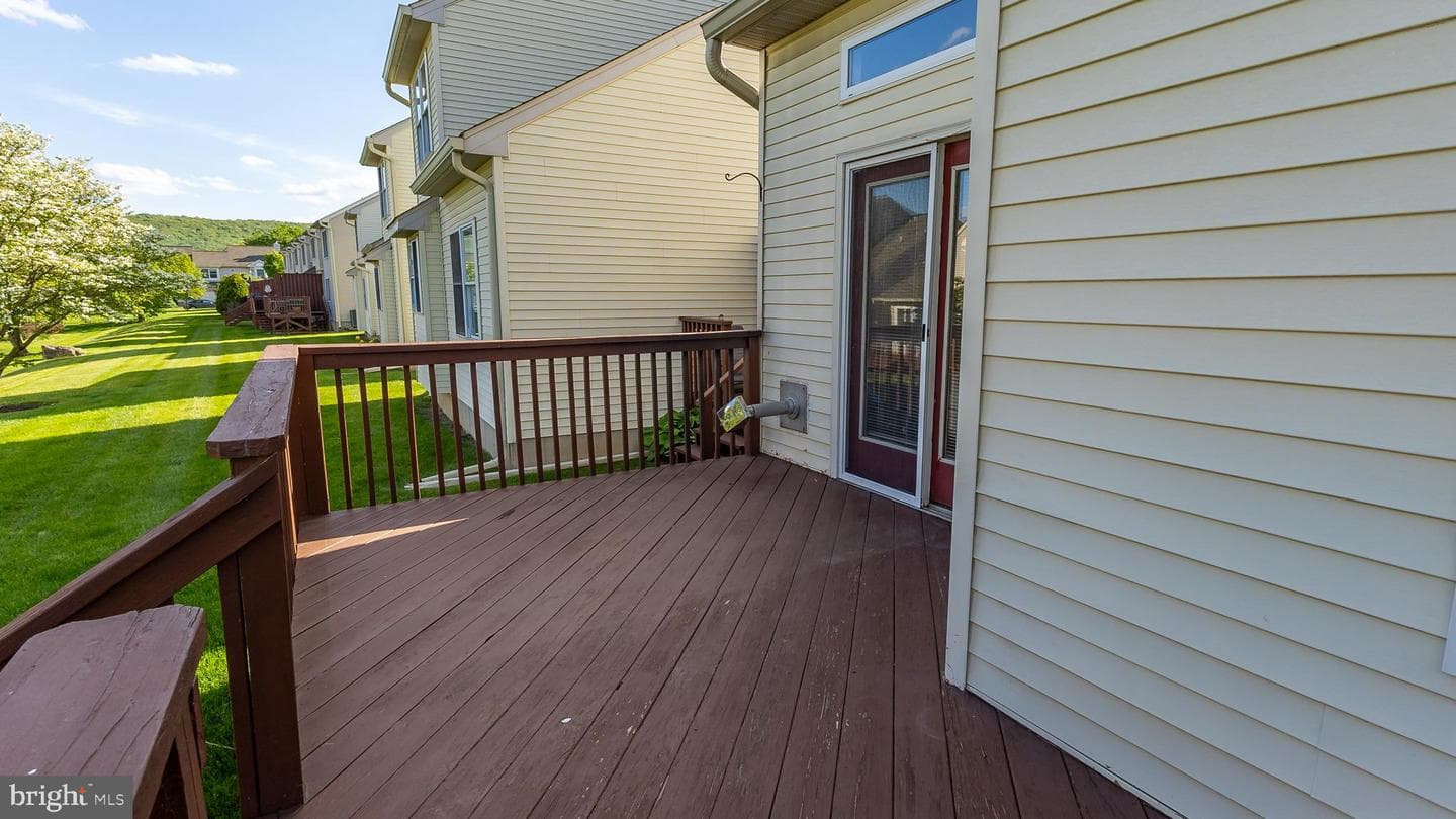 323 Surrey Place photo 53