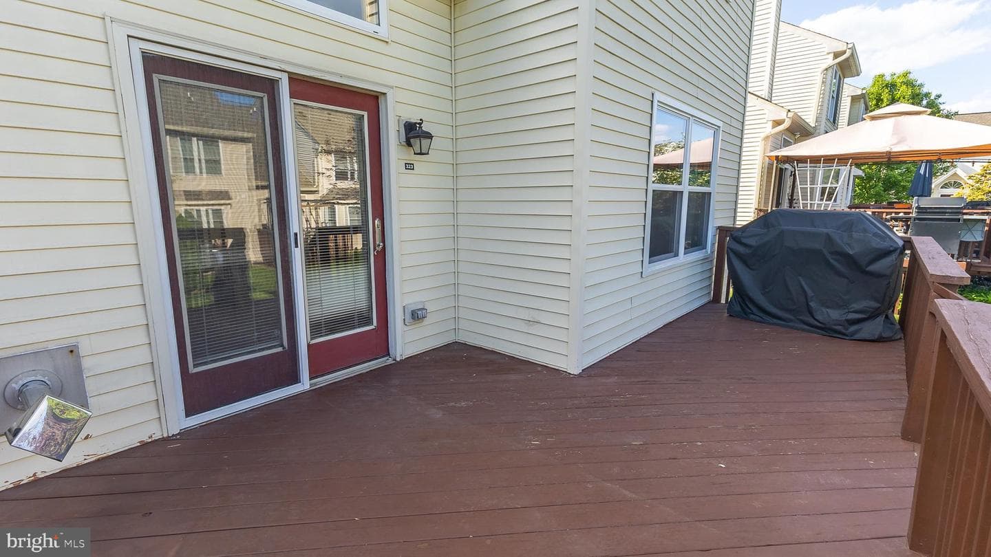 323 Surrey Place photo 54