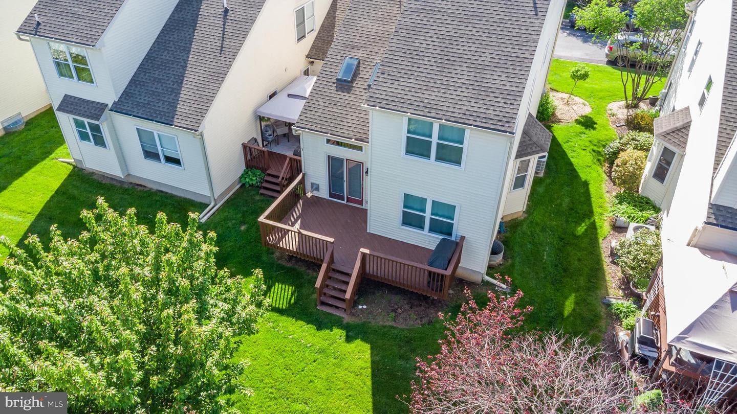 323 Surrey Place photo 58