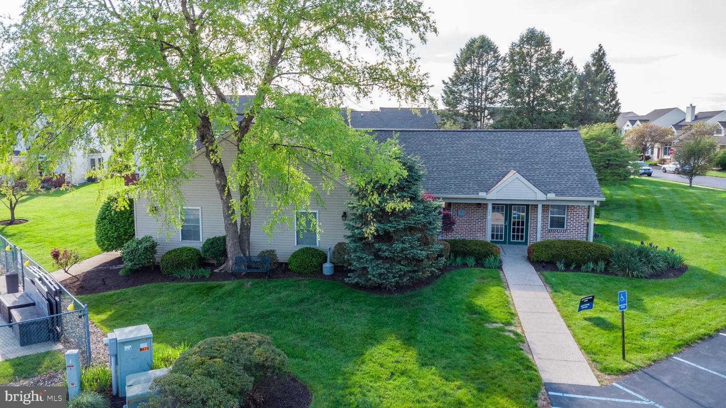 323 Surrey Place photo 62