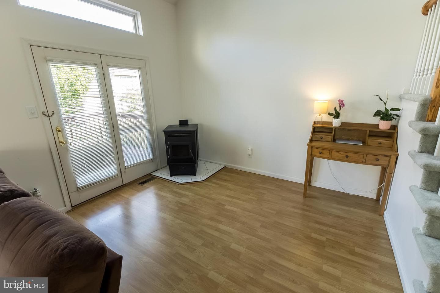 323 Surrey Place photo 9