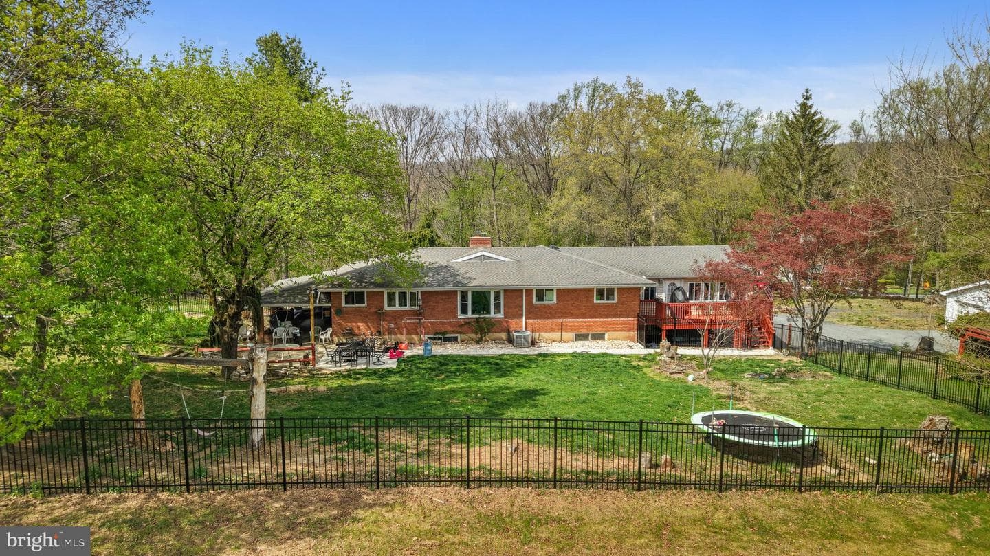 1042 Neffs Laurys Road, Schnecksville