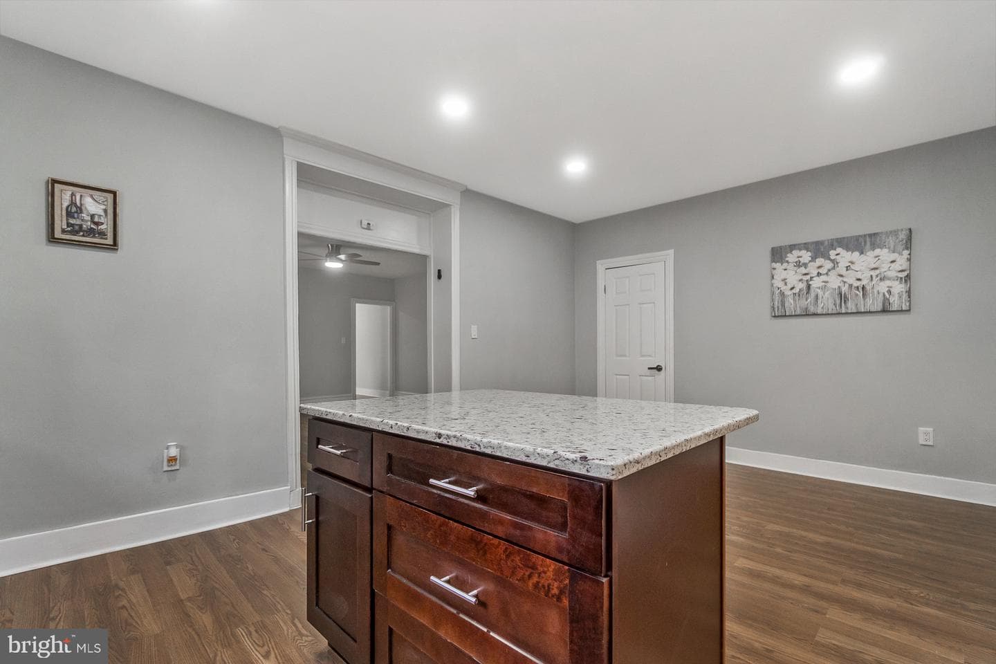746 Front photo 16