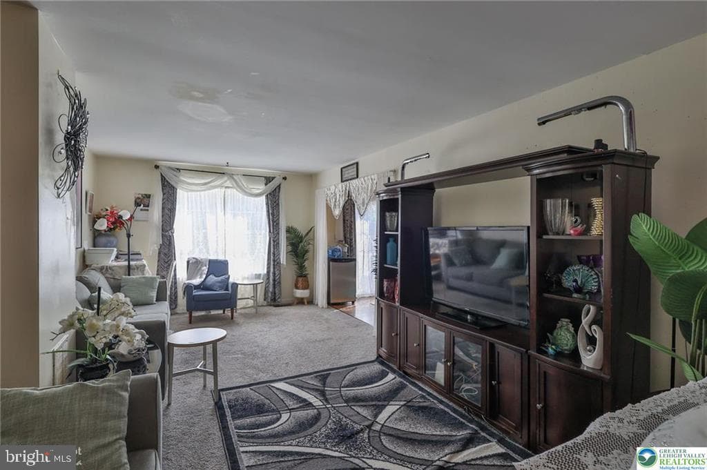 6411 Pioneer Drive photo 17