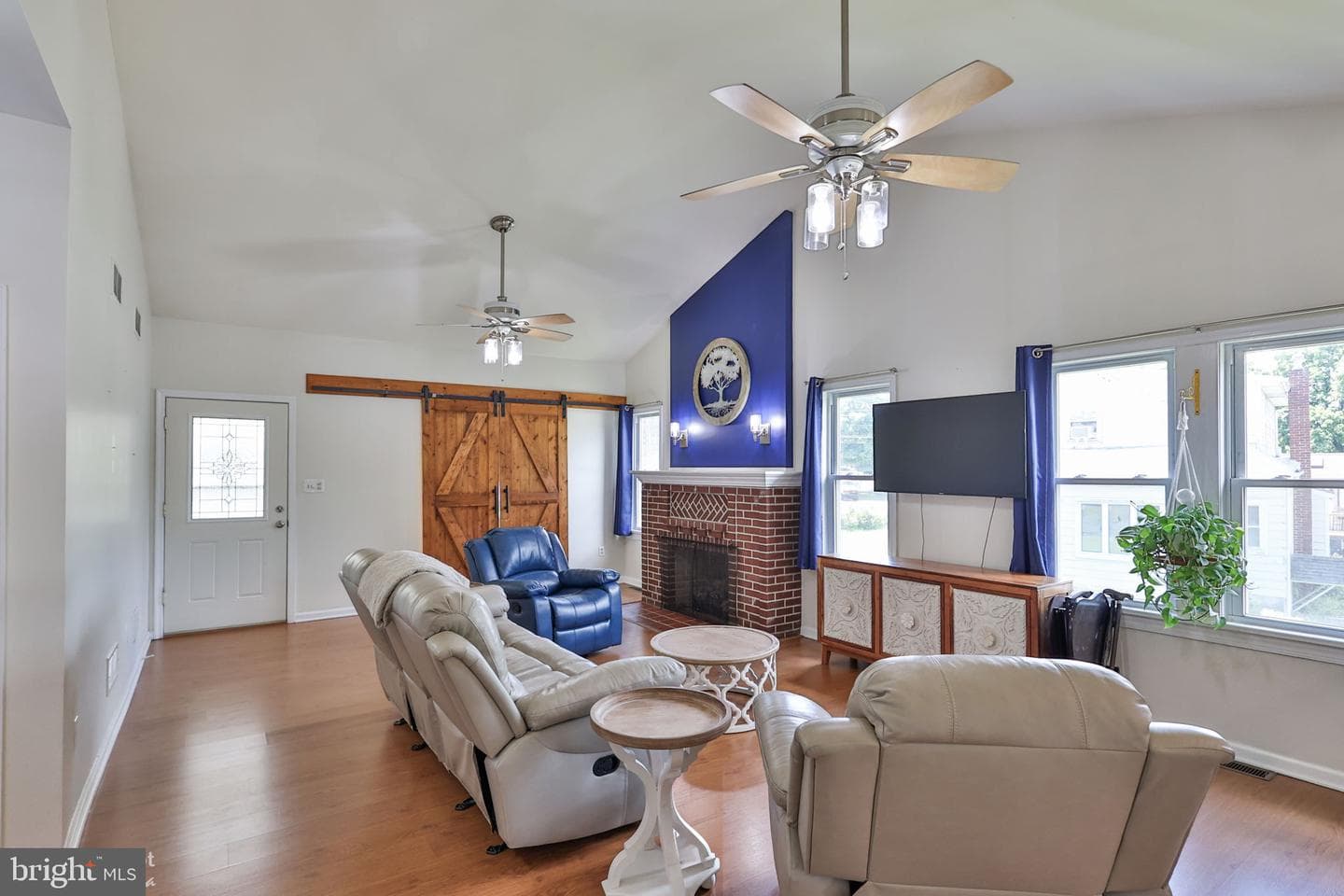 1635 E Emmaus Avenue photo 14
