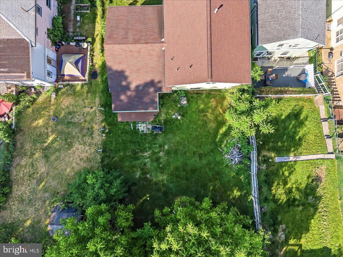 2230 N Lehigh Avenue photo 5