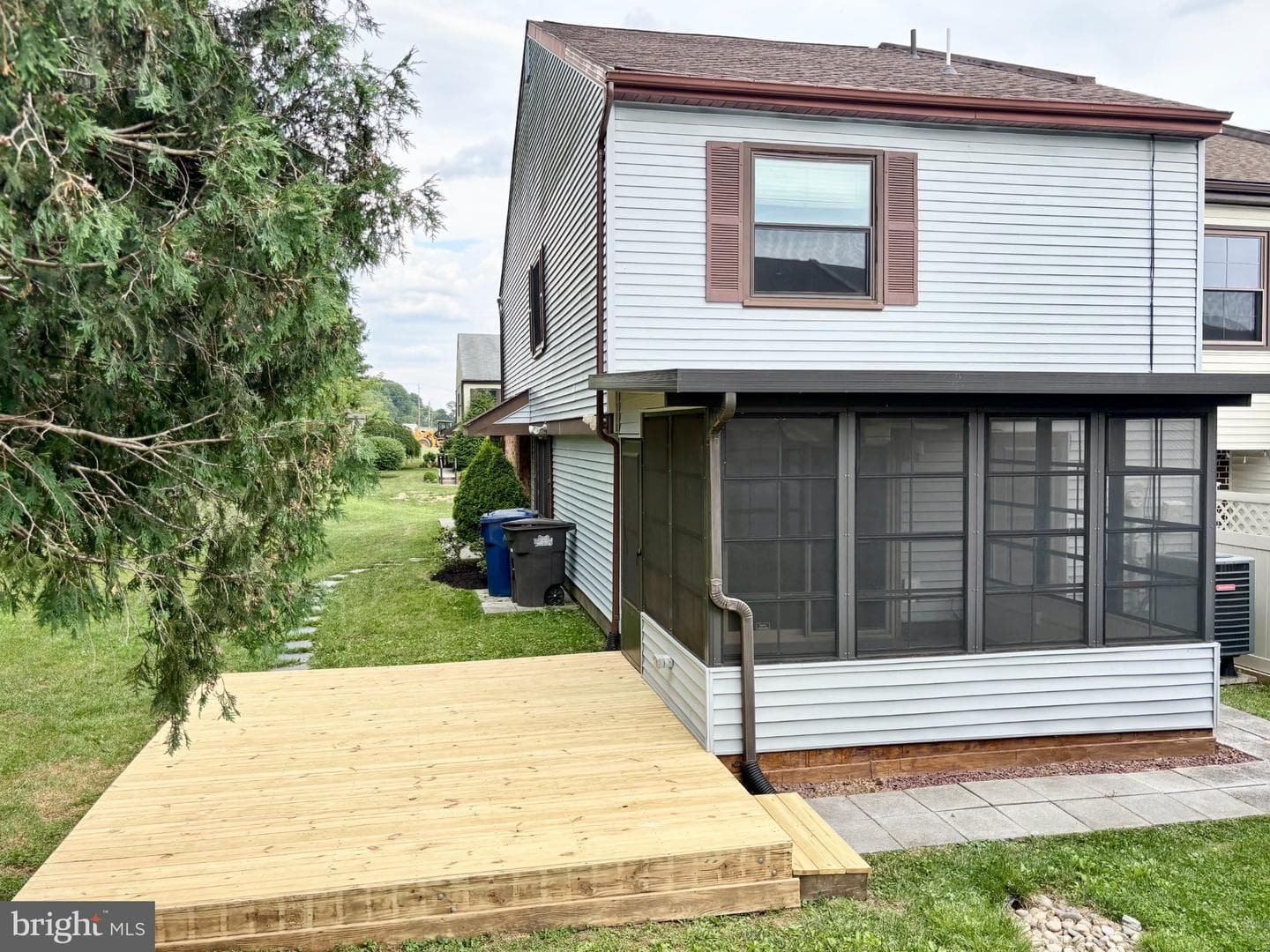1726 Saratoga Court photo 28