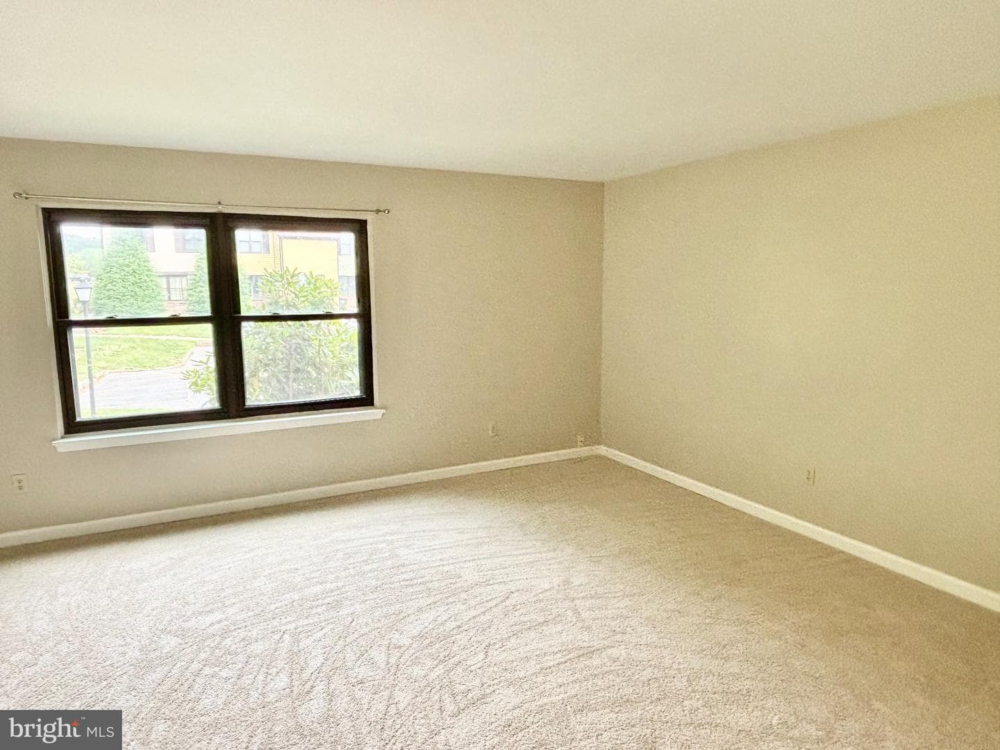 1726 Saratoga Court photo 4