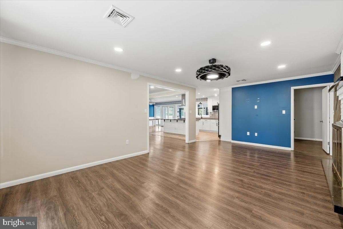 5429 Curtis Drive photo 9