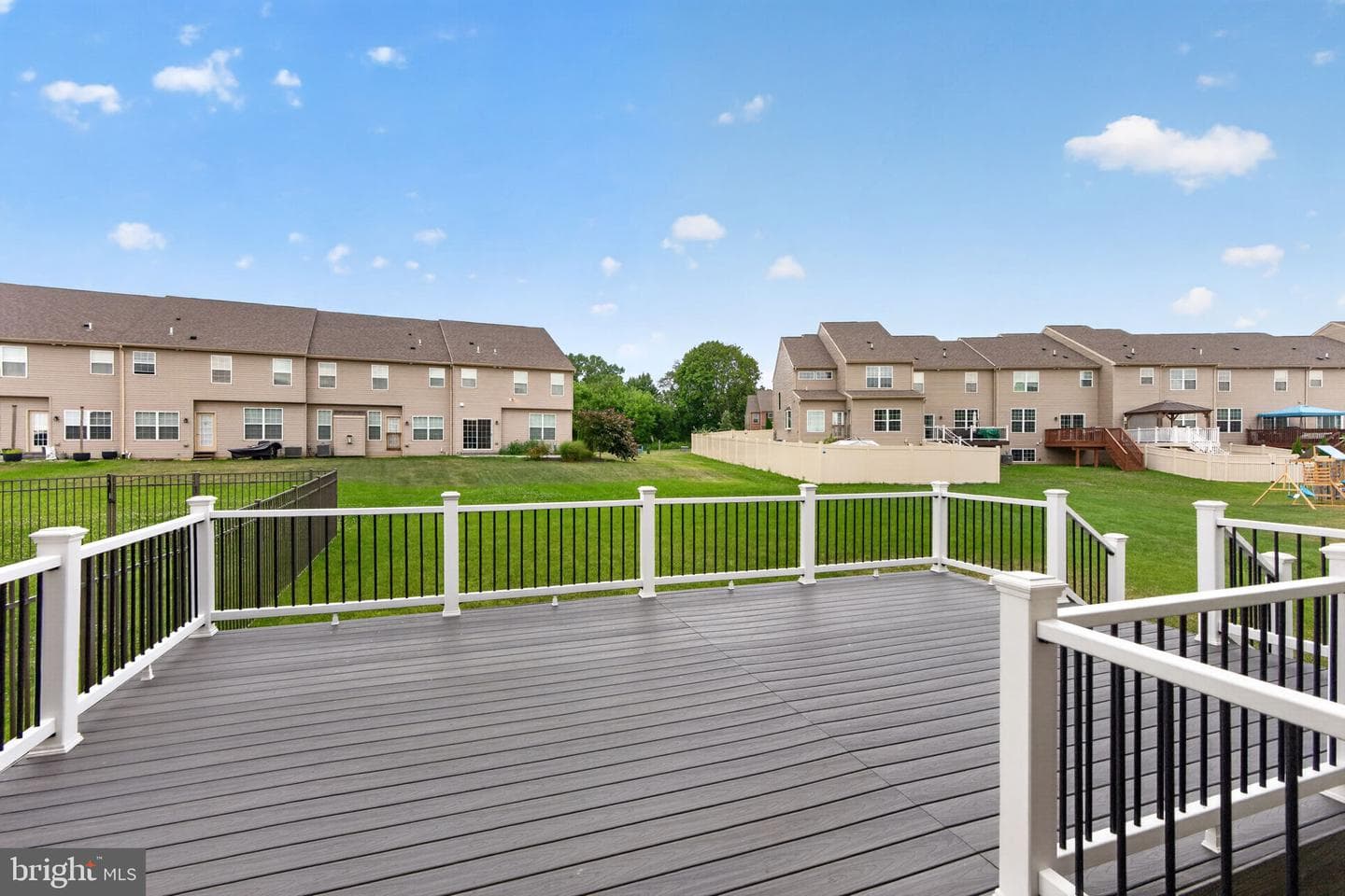 1497 Caspian Street photo 45