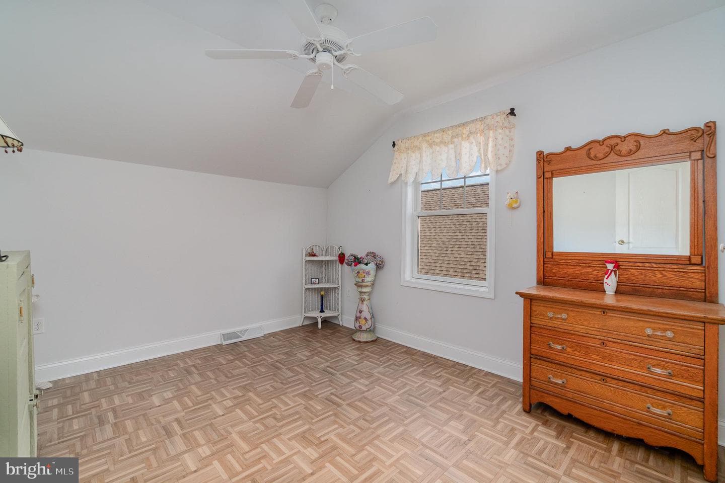 1046 Alden Way photo 21