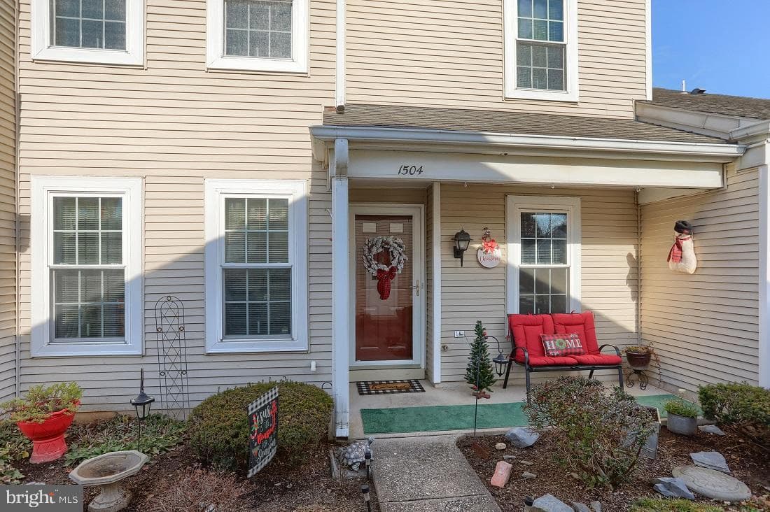 1504 Cambridge Court photo 2