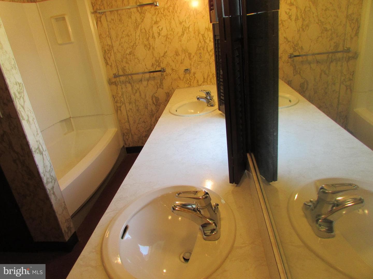 7 E Park Avenue photo 17