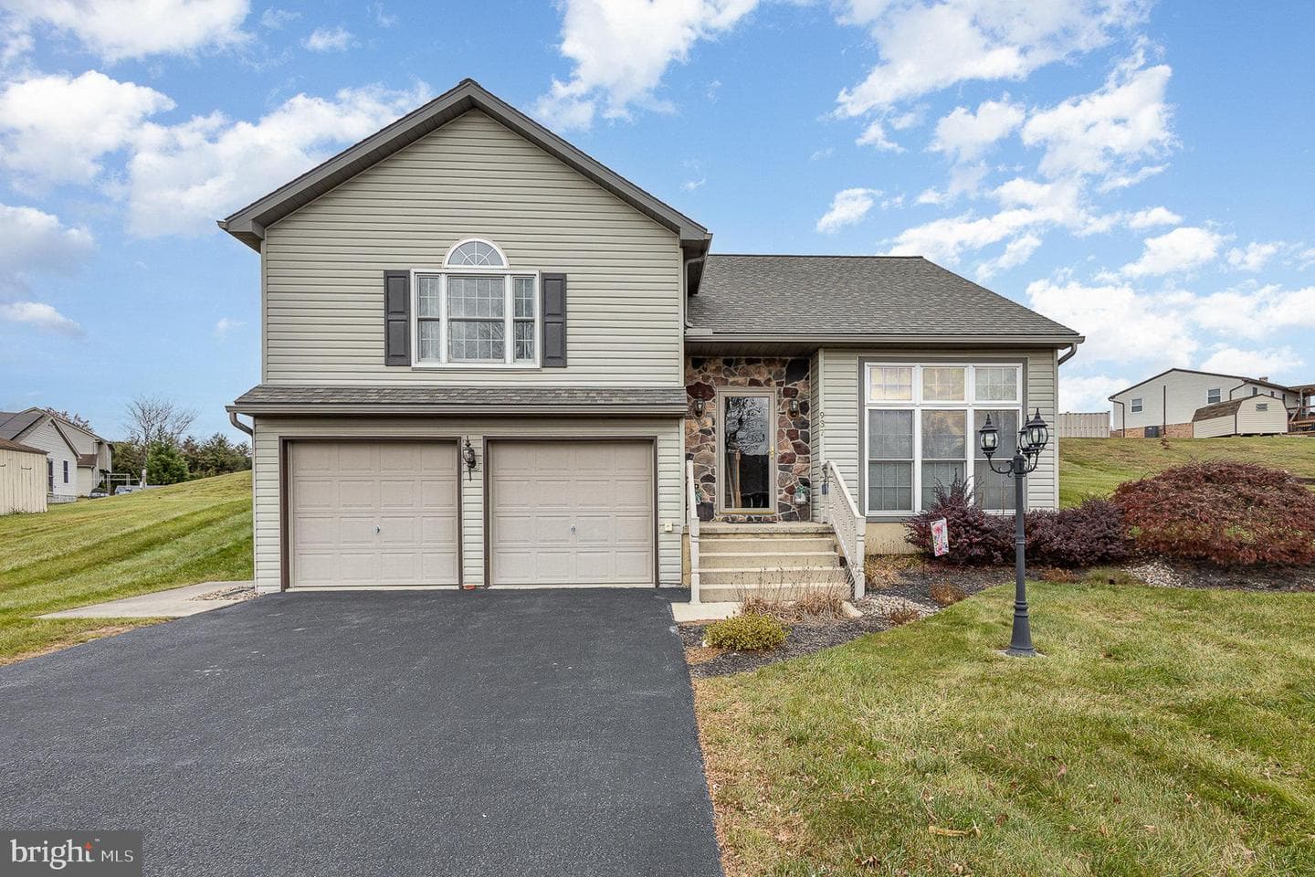 937 Sycamore Lane photo 2