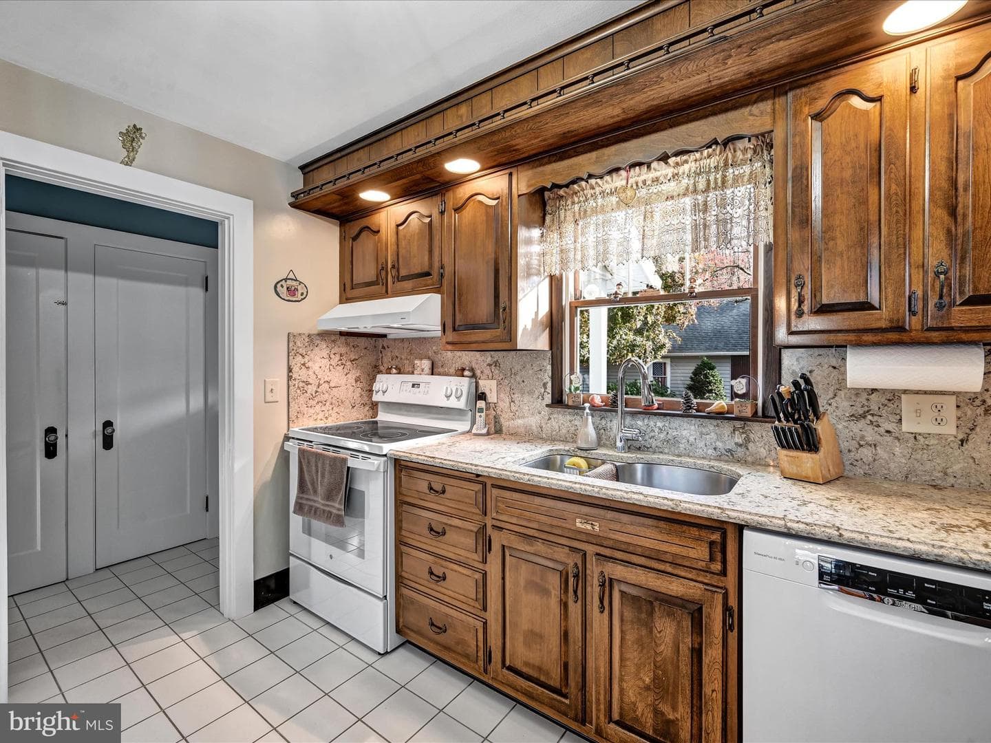 24 E Poplar Street photo 7