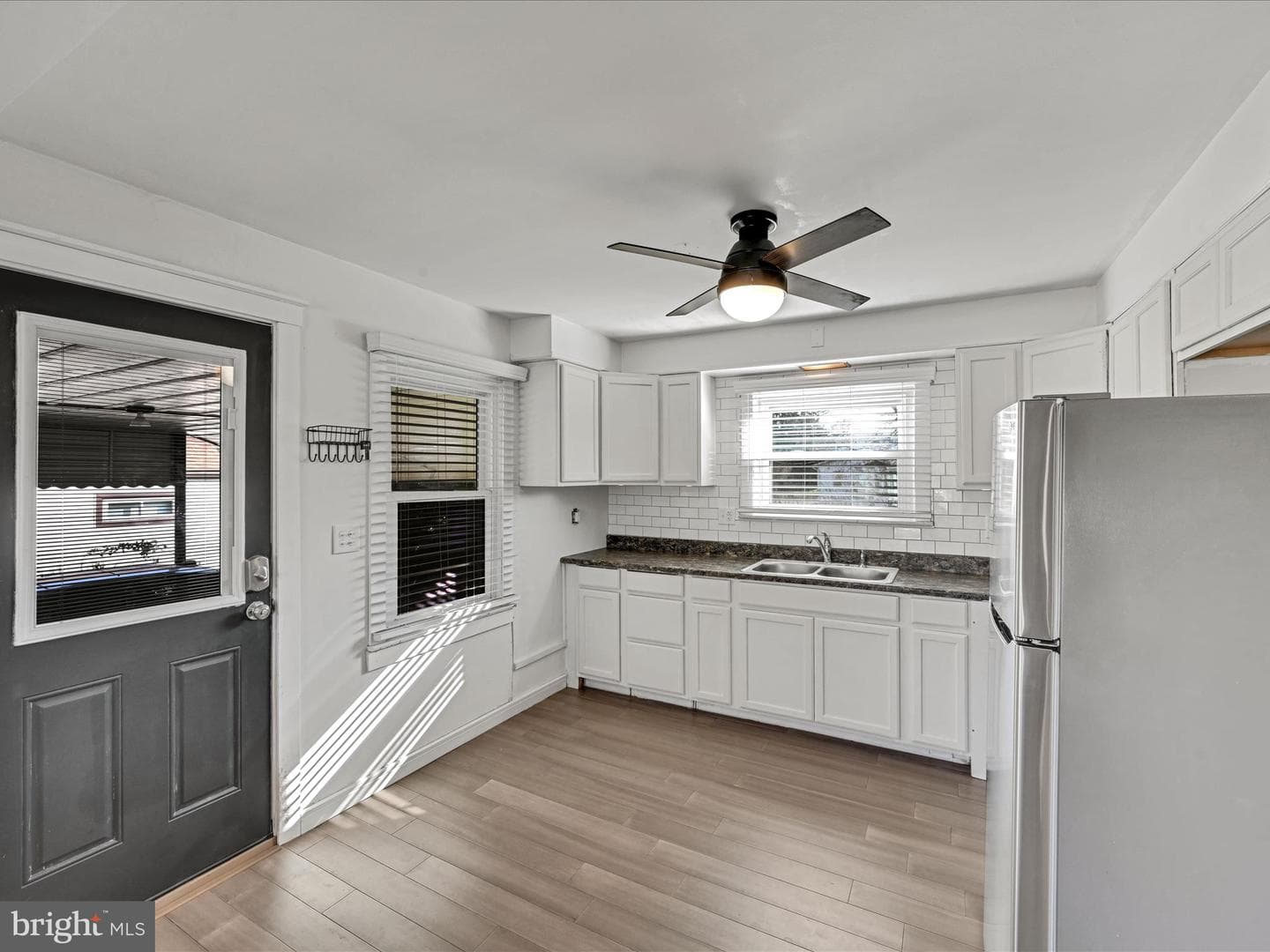 210 W Walnut Street photo 11