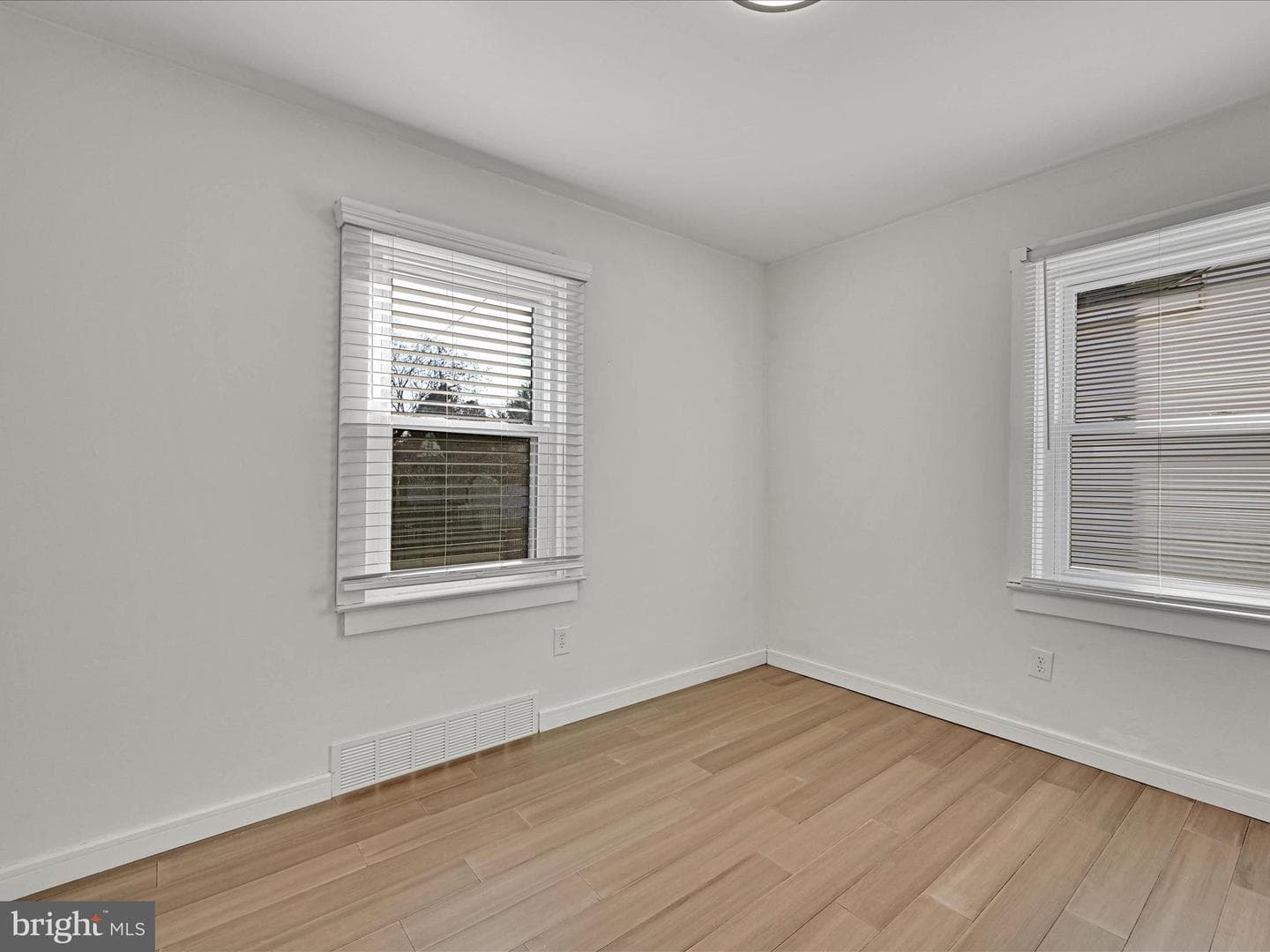 210 W Walnut Street photo 17