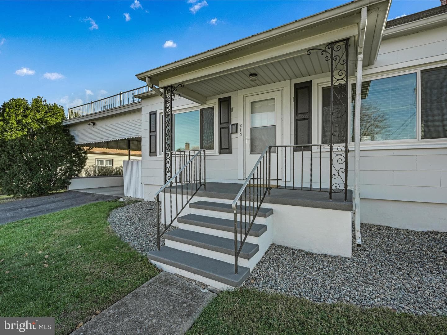 210 W Walnut Street photo 2