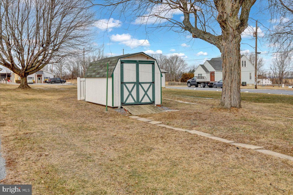 77 E Main Street photo 18