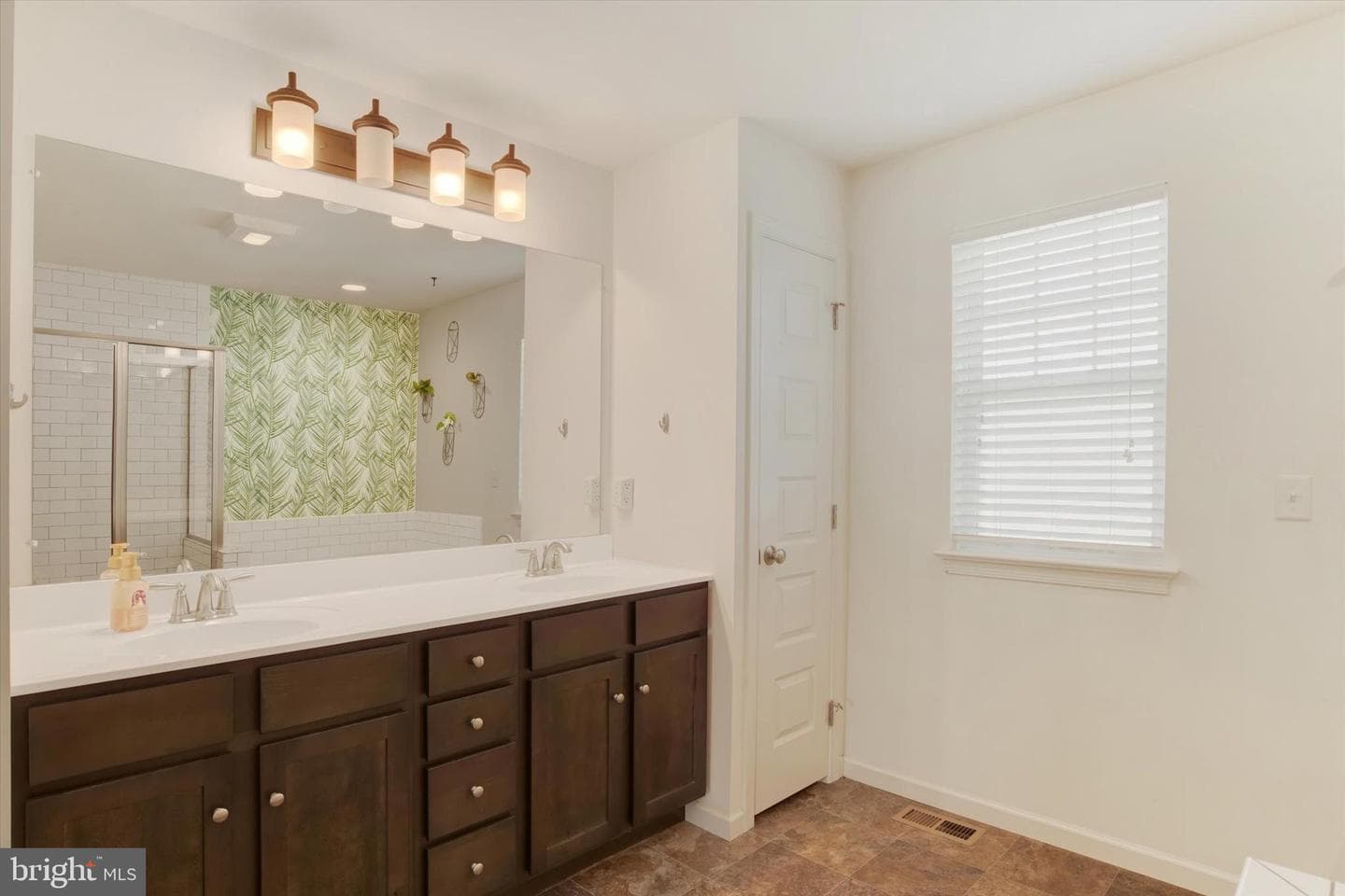 642 Meadowview Drive photo 9