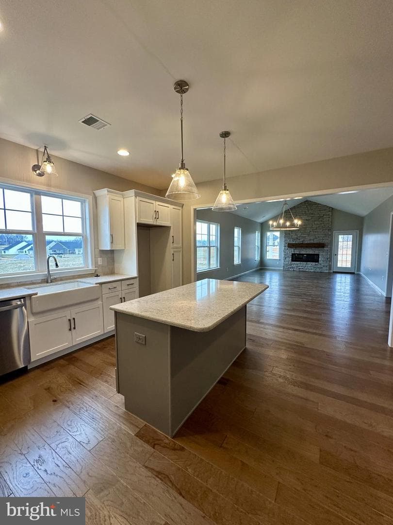 145 Bellflower Ave photo 3