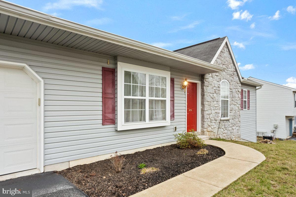 975 Harmony Hill Drive photo 3