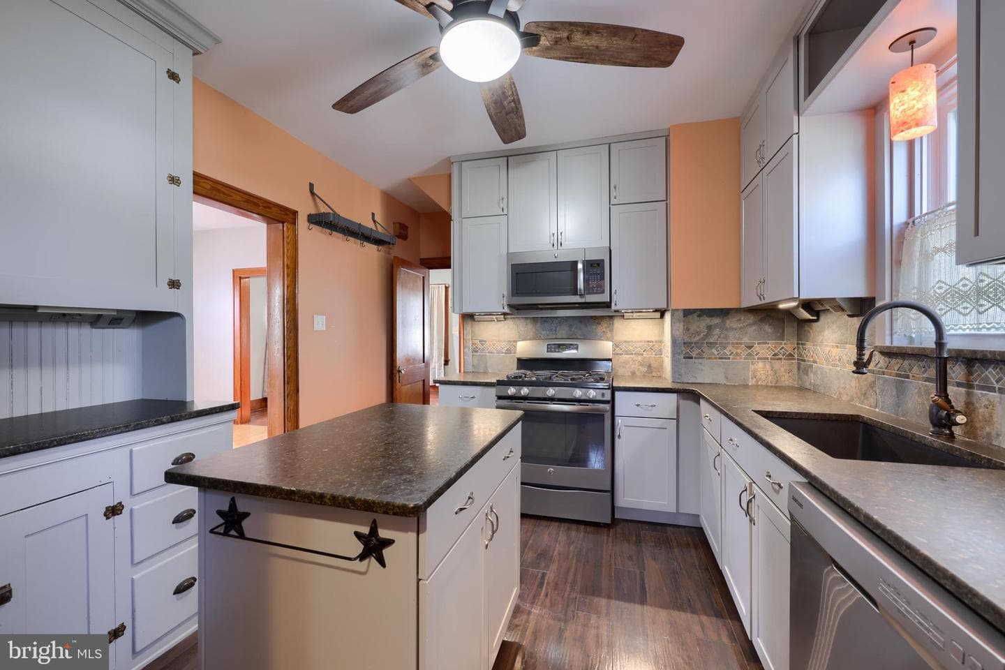 11 E Poplar Street photo 27