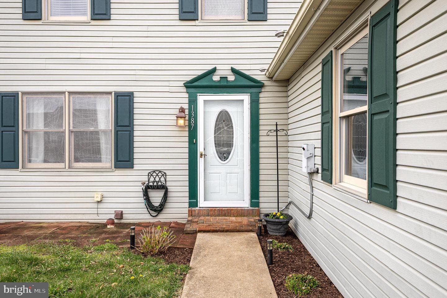 1387 Sholly Avenue photo 2