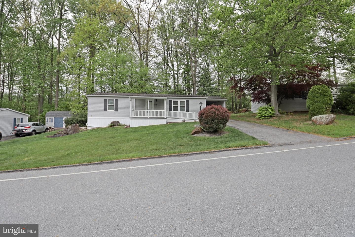 319 Maple Avenue photo 1