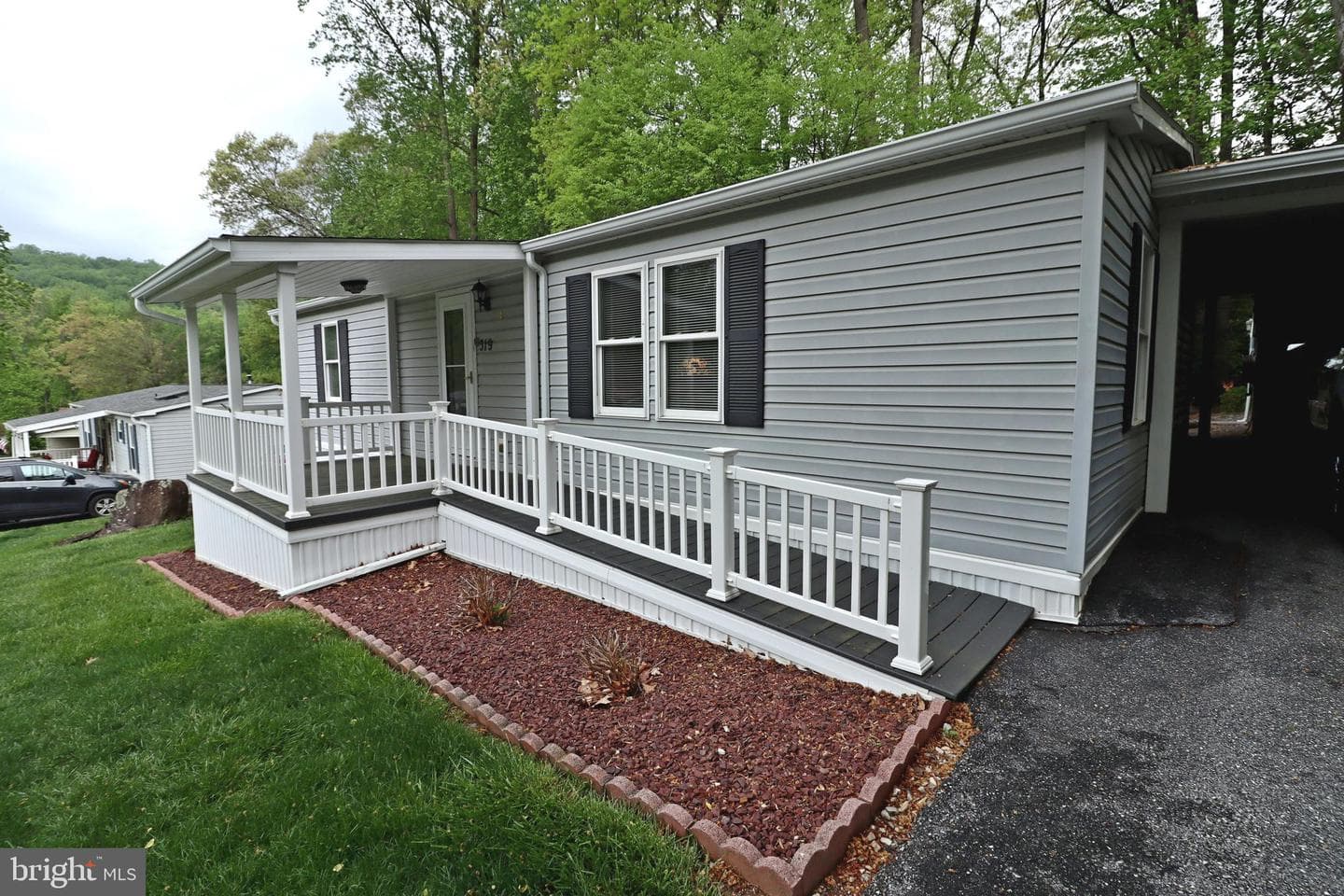 319 Maple Avenue photo 3