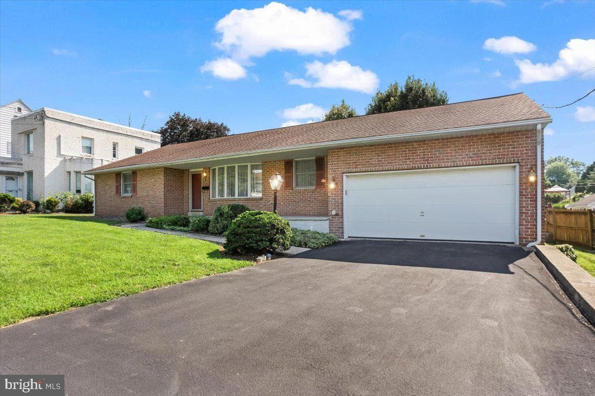 1023 Cornwall Road photo 2