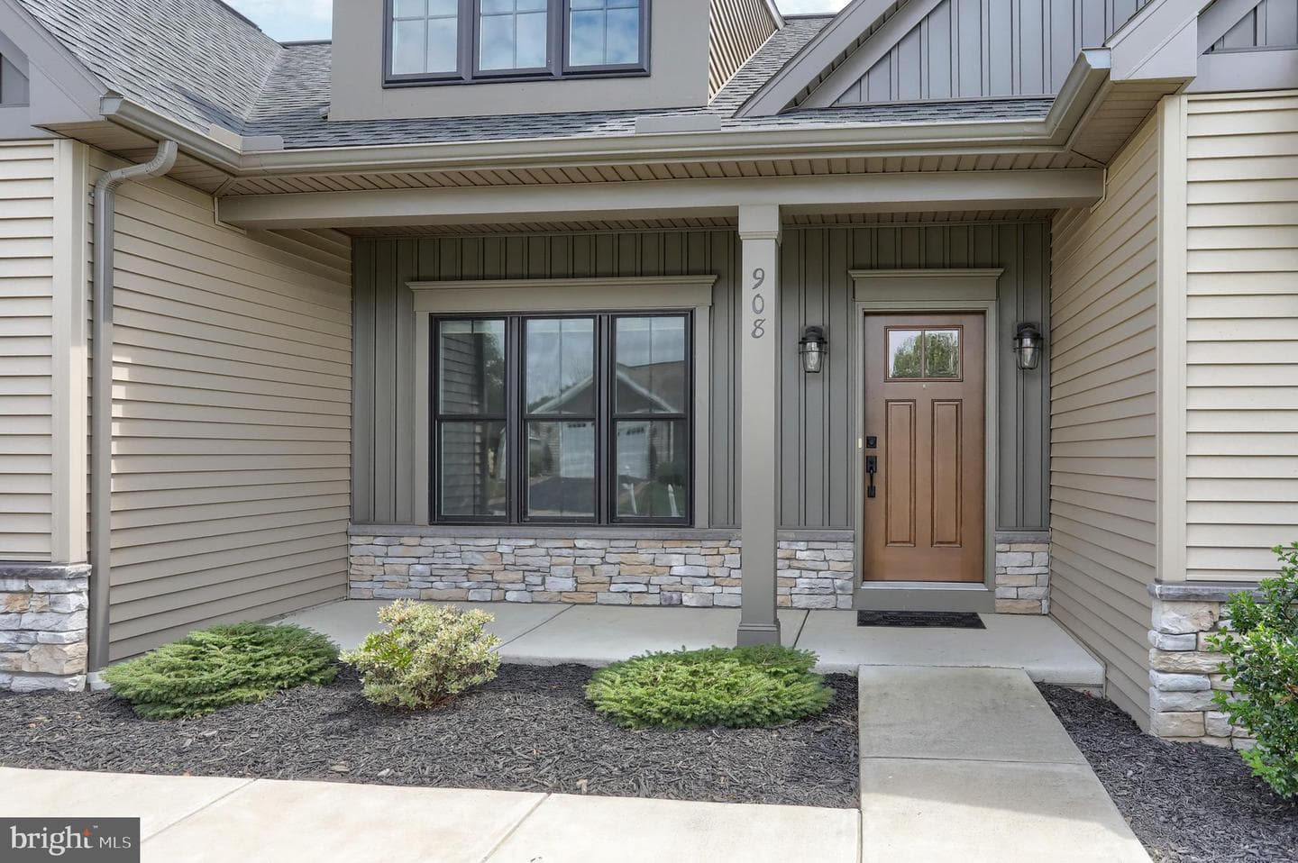 908 Briar Rose Avenue photo 2