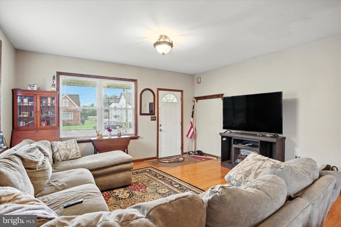 1011 E Lehman Street photo 5