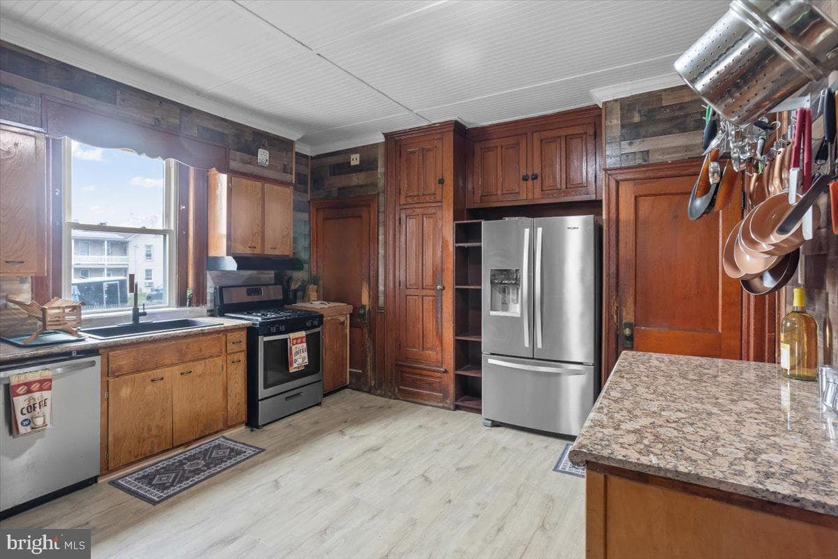 27 N Center Street photo 16