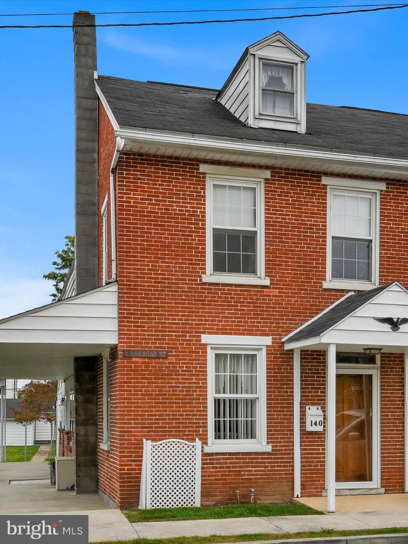 140 N Railroad Street photo 3