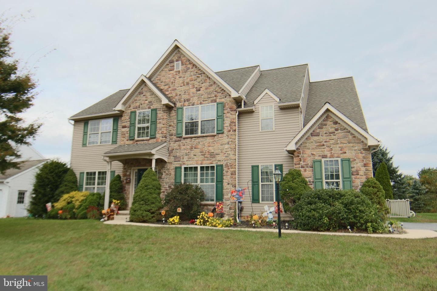 527 Royal Road photo 1