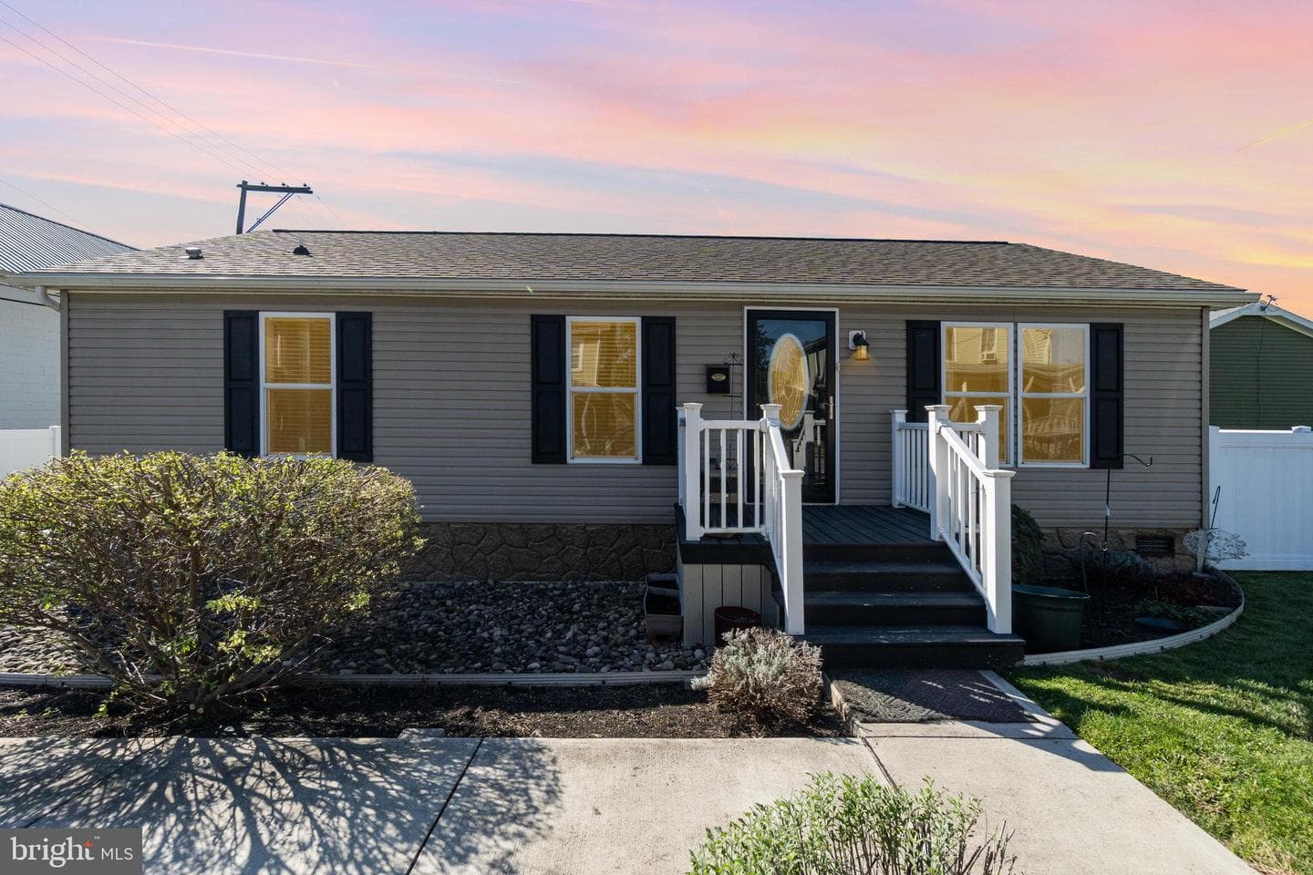 421 N Railroad Street photo 2