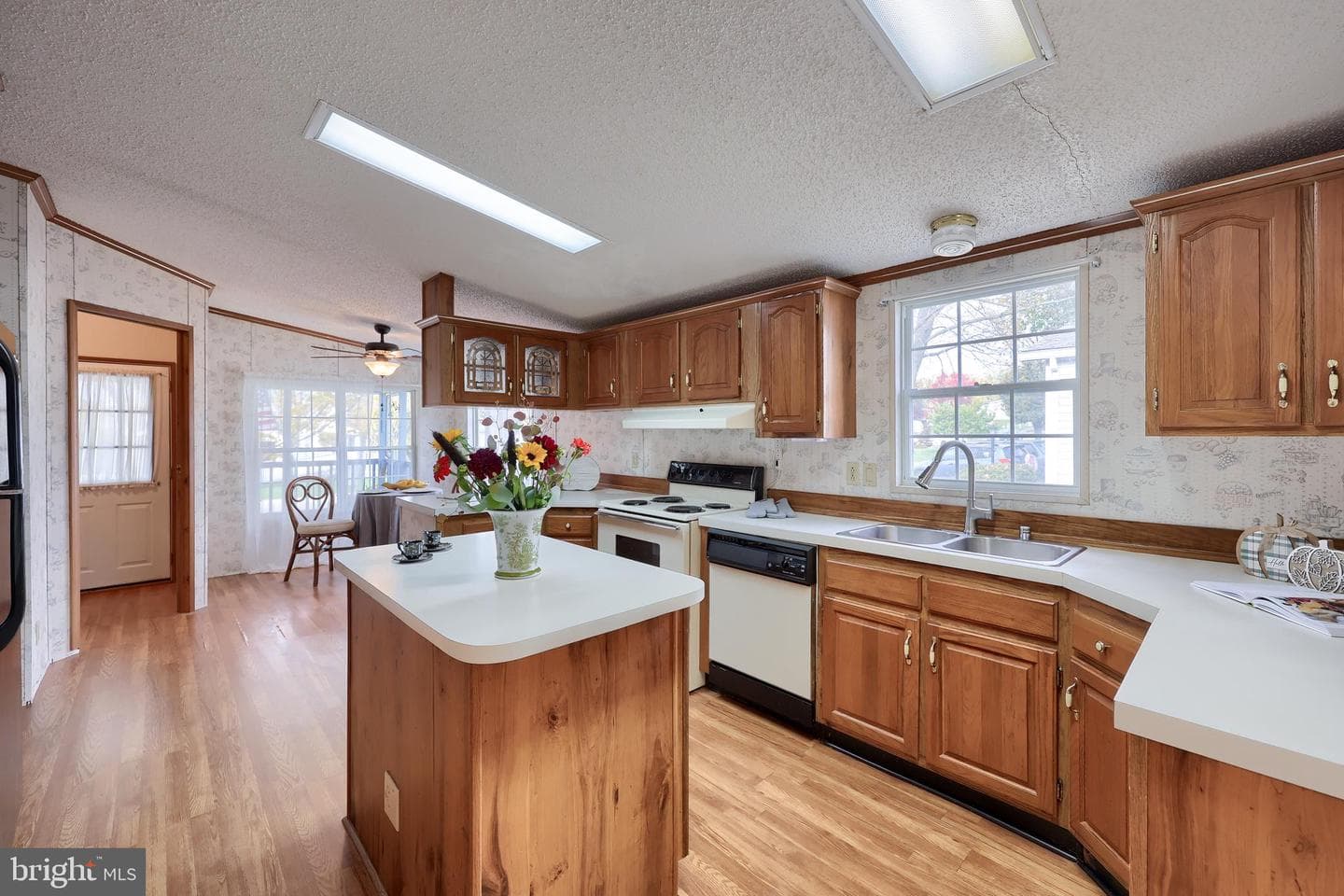 564 W Cedar Street photo 18