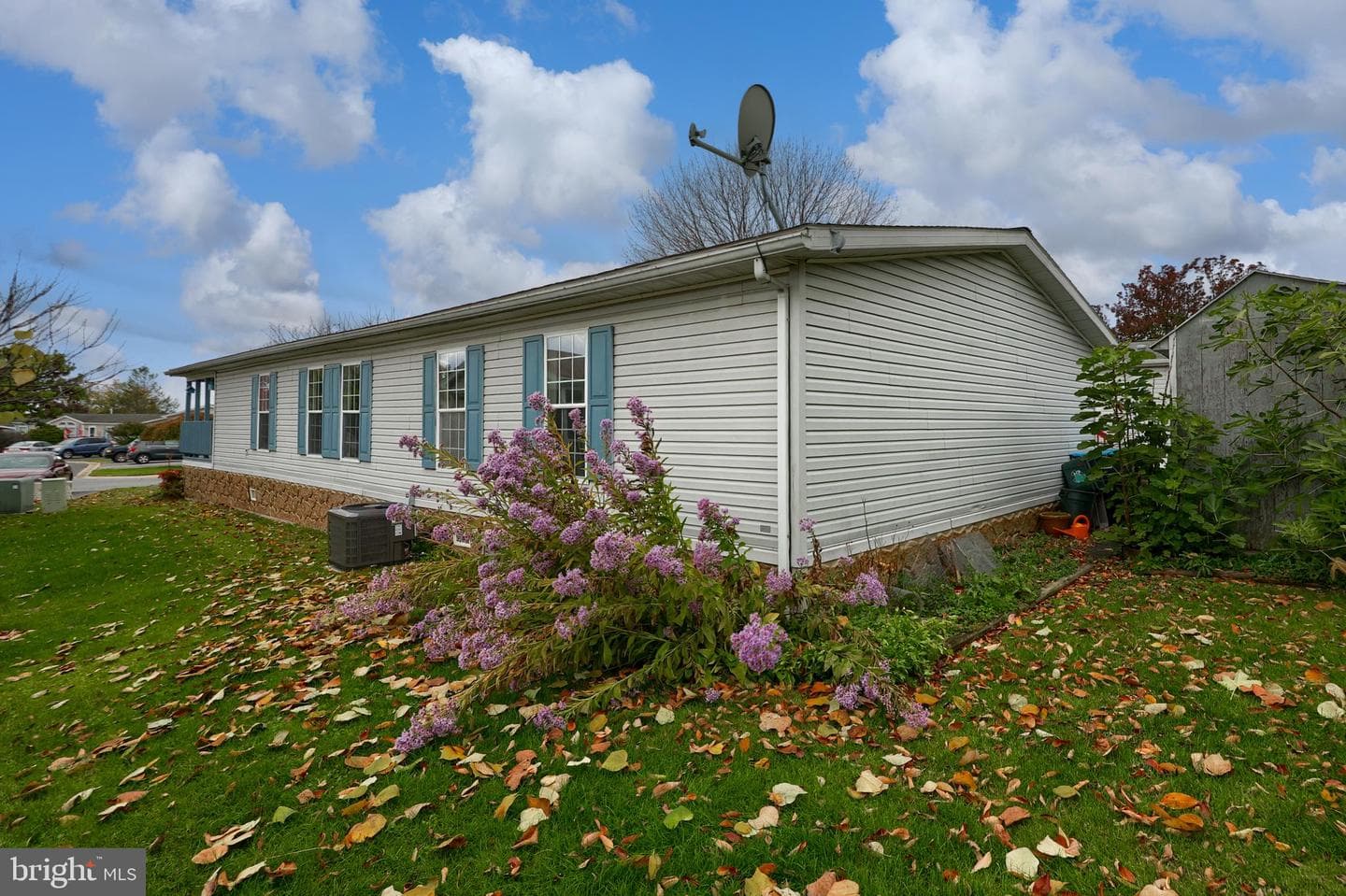 564 W Cedar Street photo 5