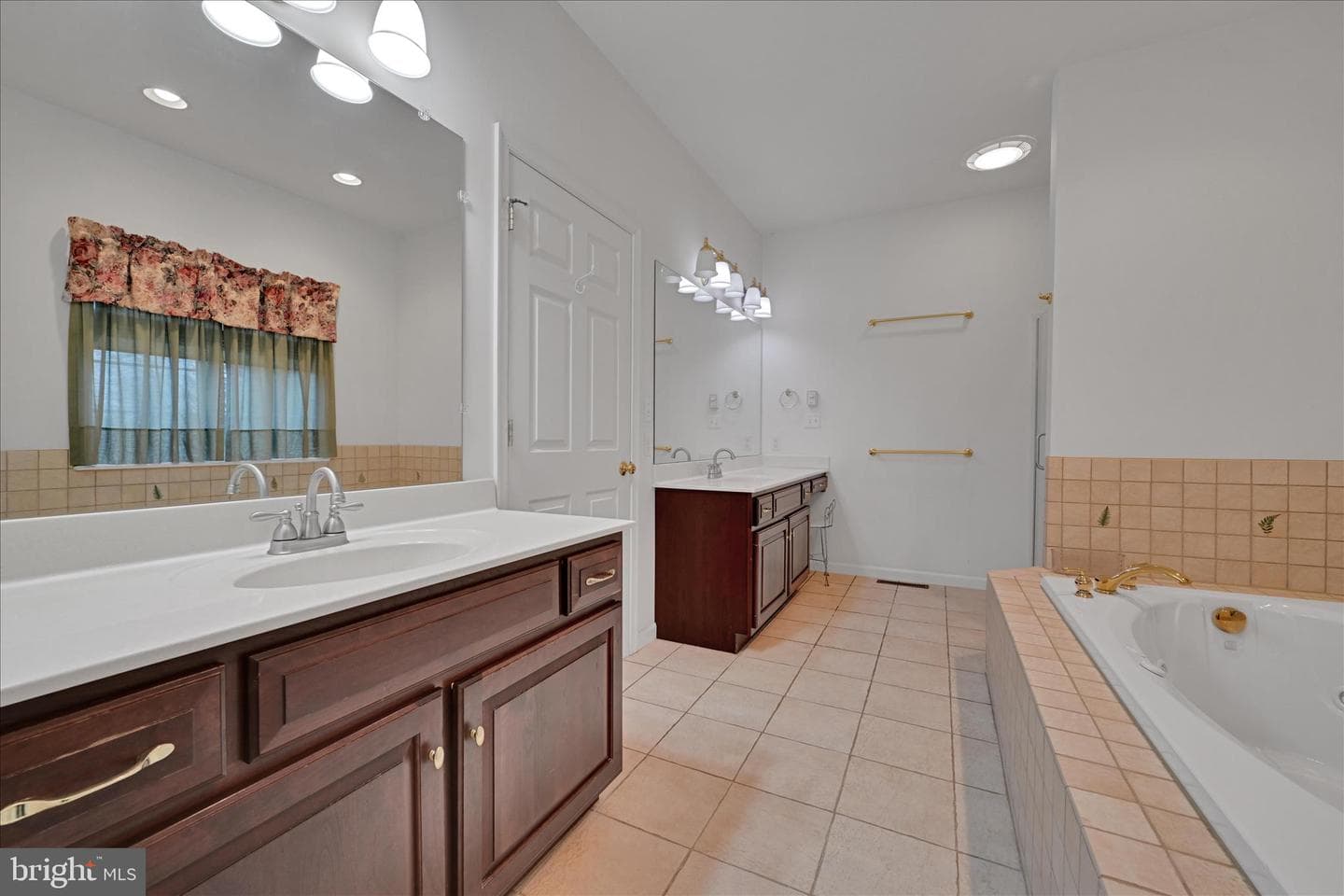 800 Victoria Lane photo 29