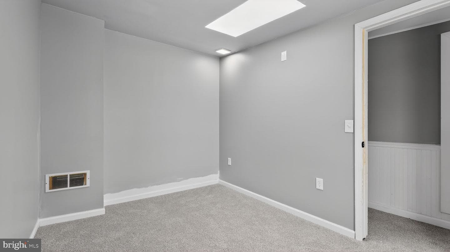 927 Elizabeth Street photo 8