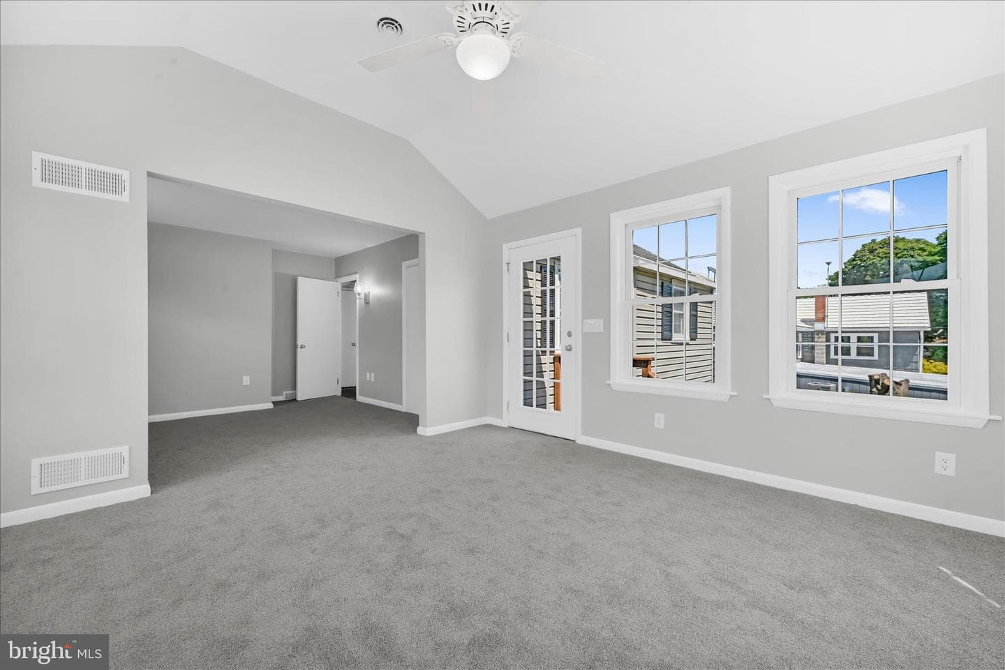538 W Locust Street photo 16