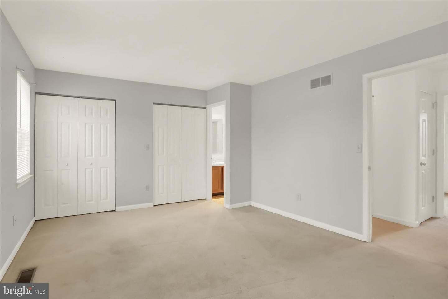 511 Cambridge Court photo 24