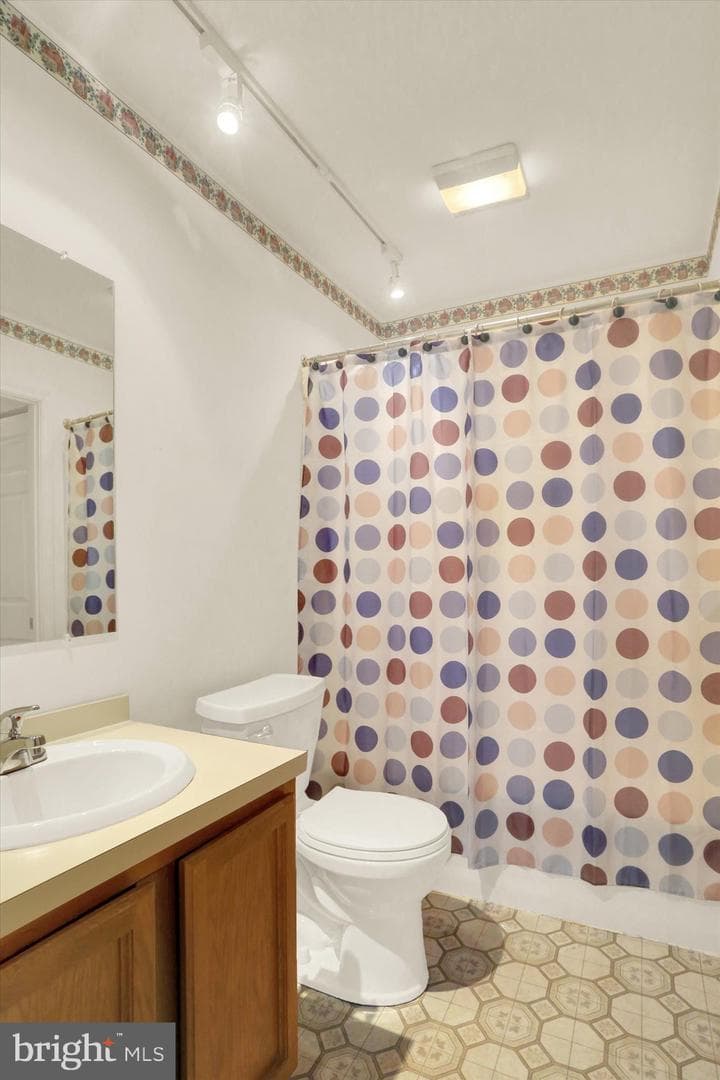511 Cambridge Court photo 25