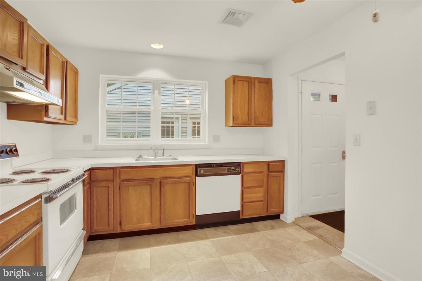 511 Cambridge Court photo 8
