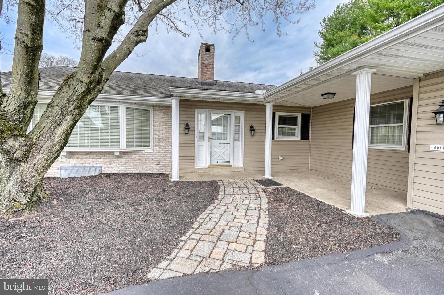 601 N College Street photo 2