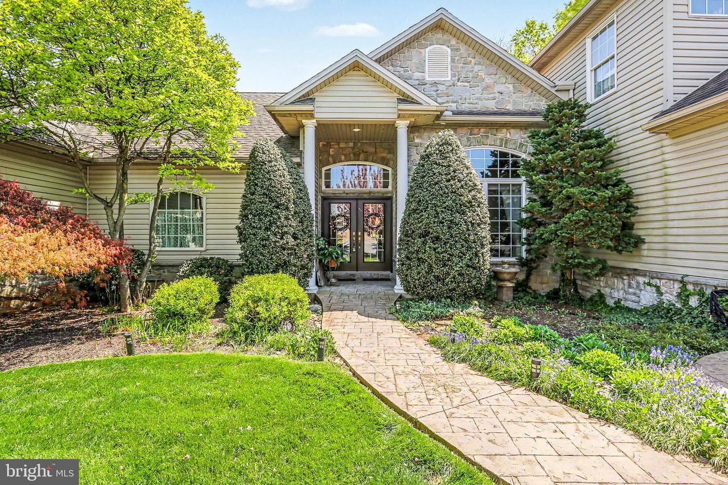 844 Victoria Lane photo 2