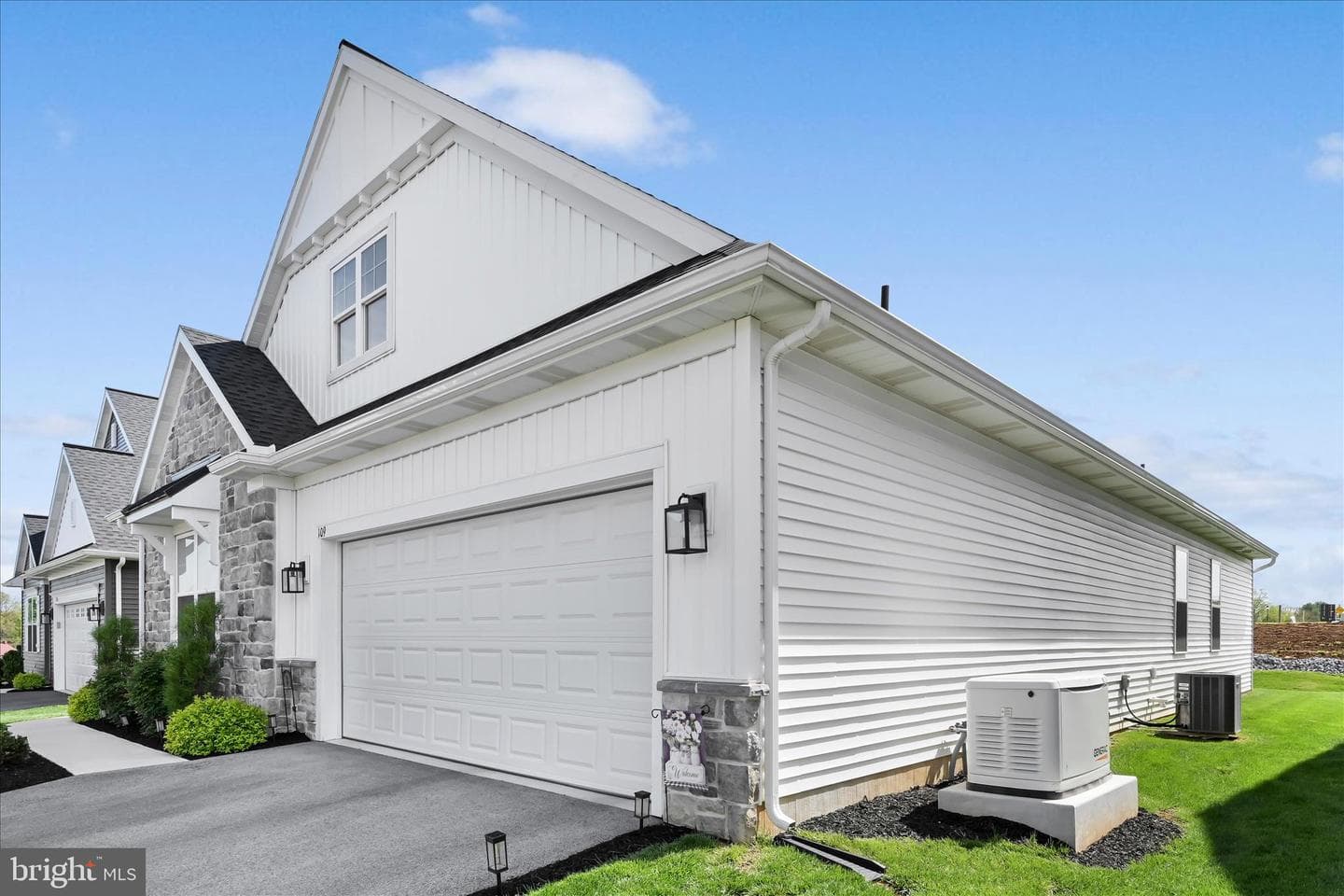 109 Bellflower Avenue photo 4