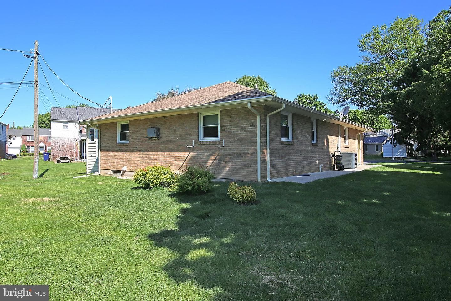 1634 Elm St photo 3